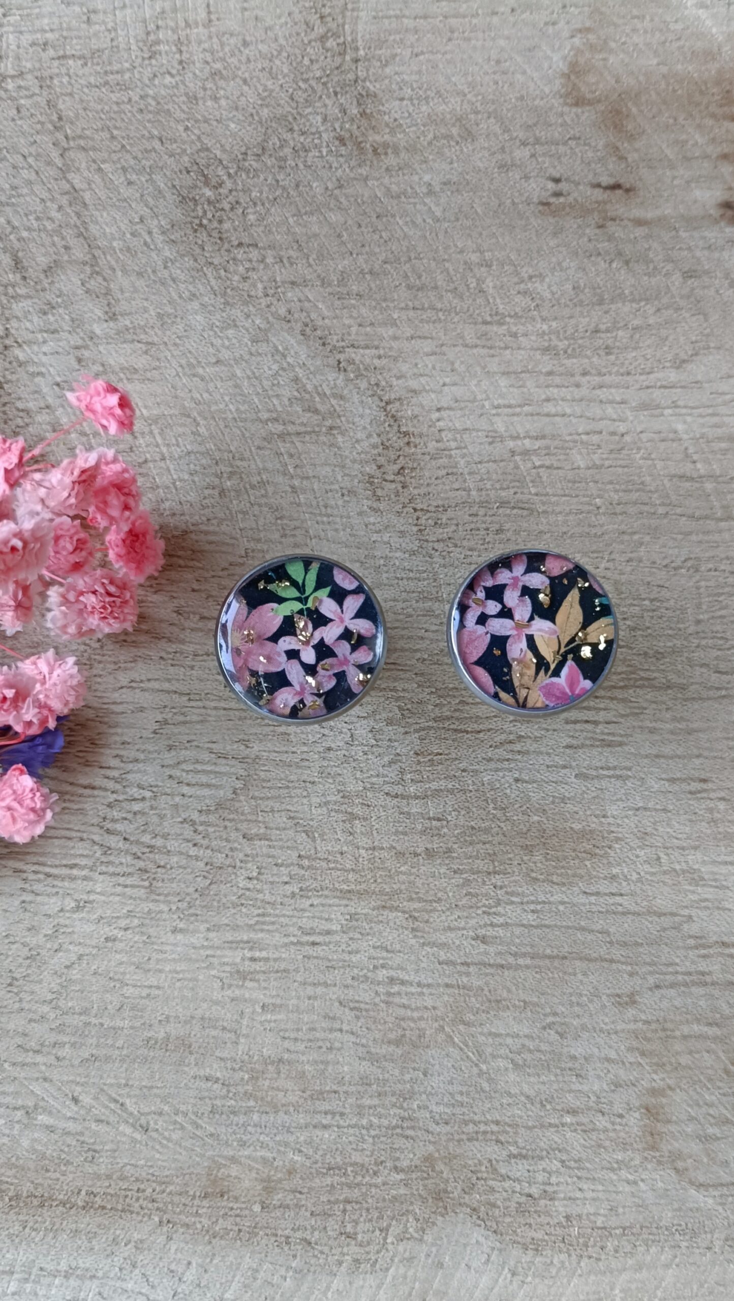 Puces d’oreille argentée en Papier Floral
