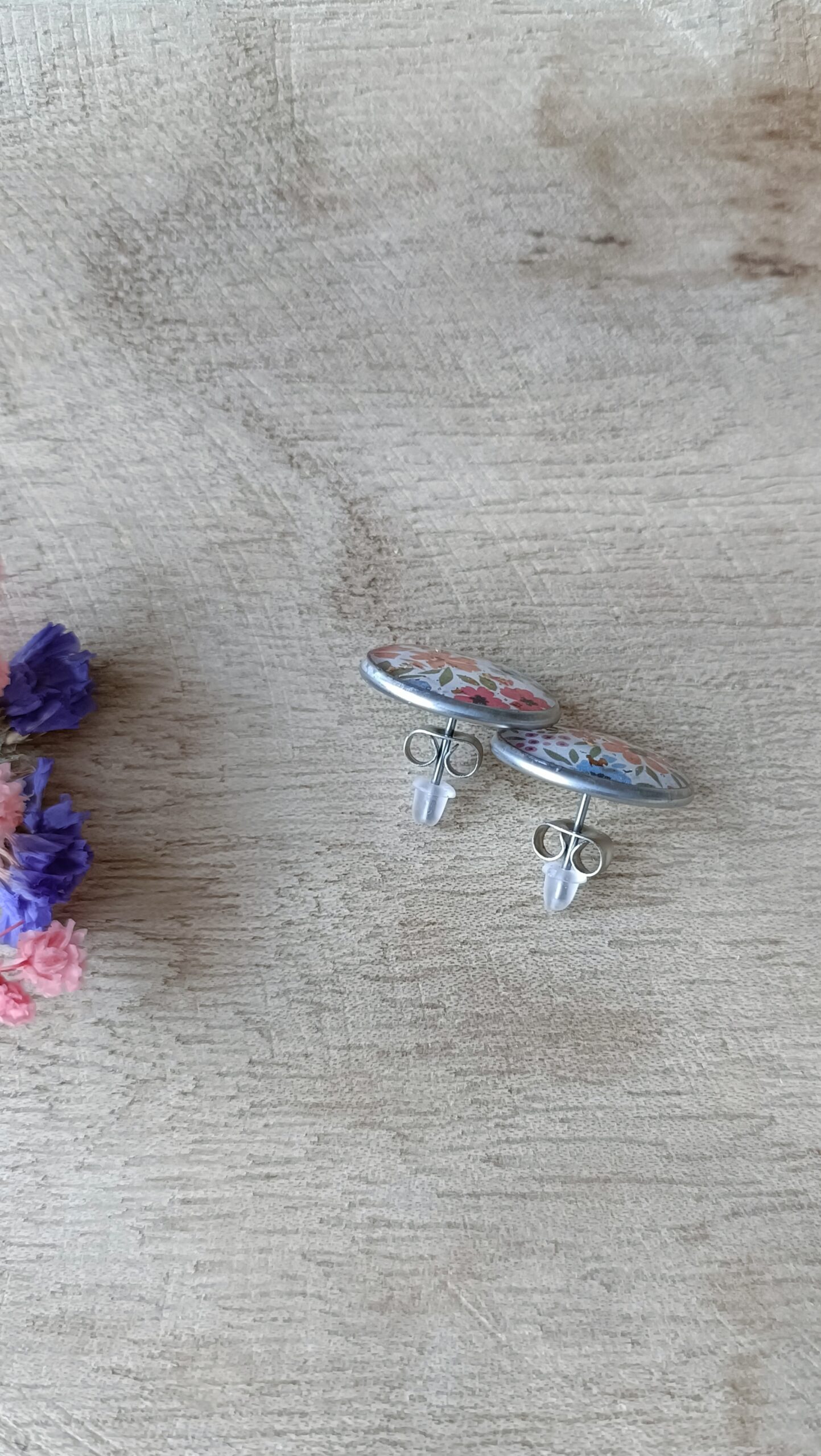 Puces d’oreille argentée en Papier Floral – Image 2