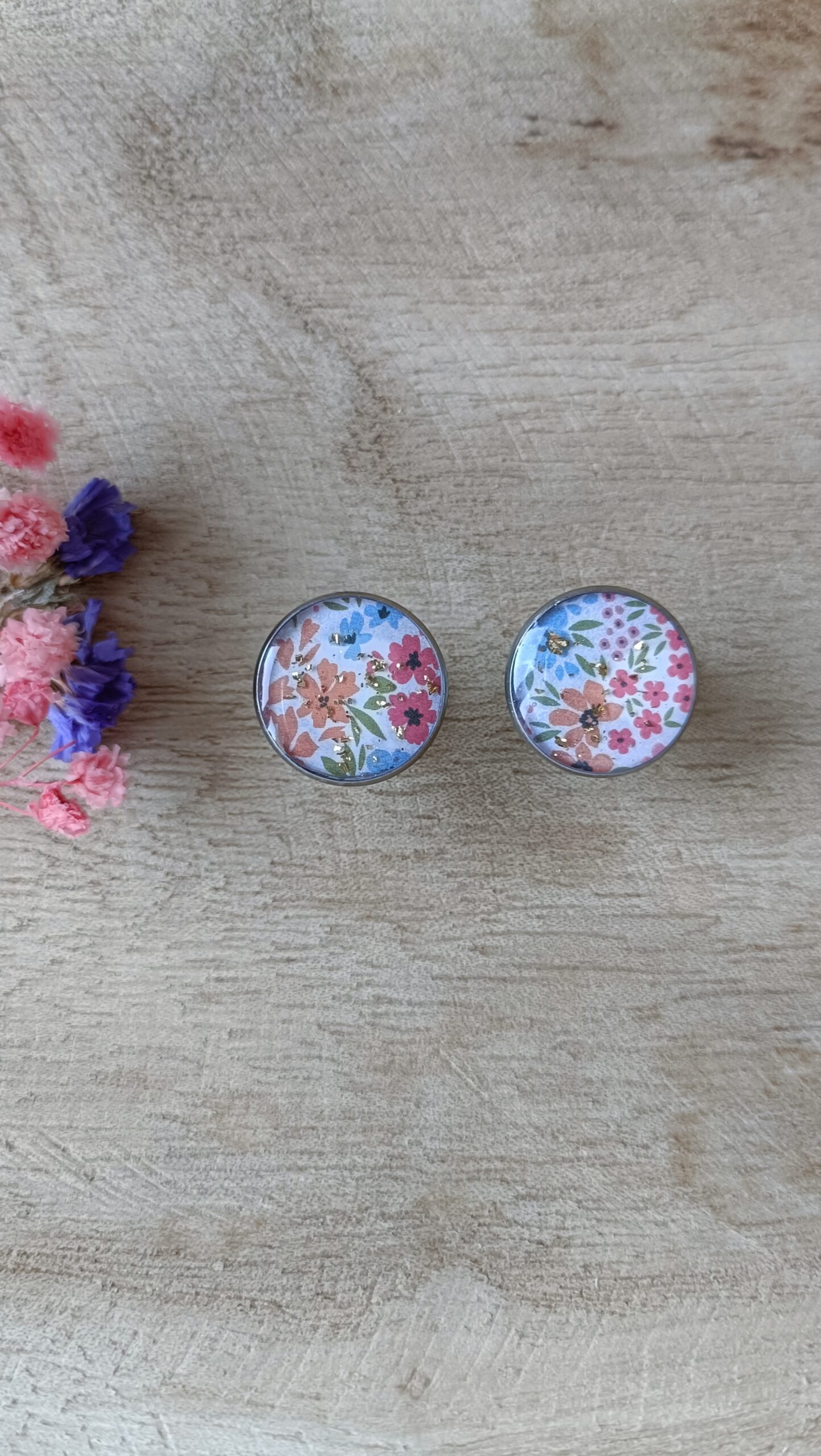 Puces d’oreille argentée en Papier Floral