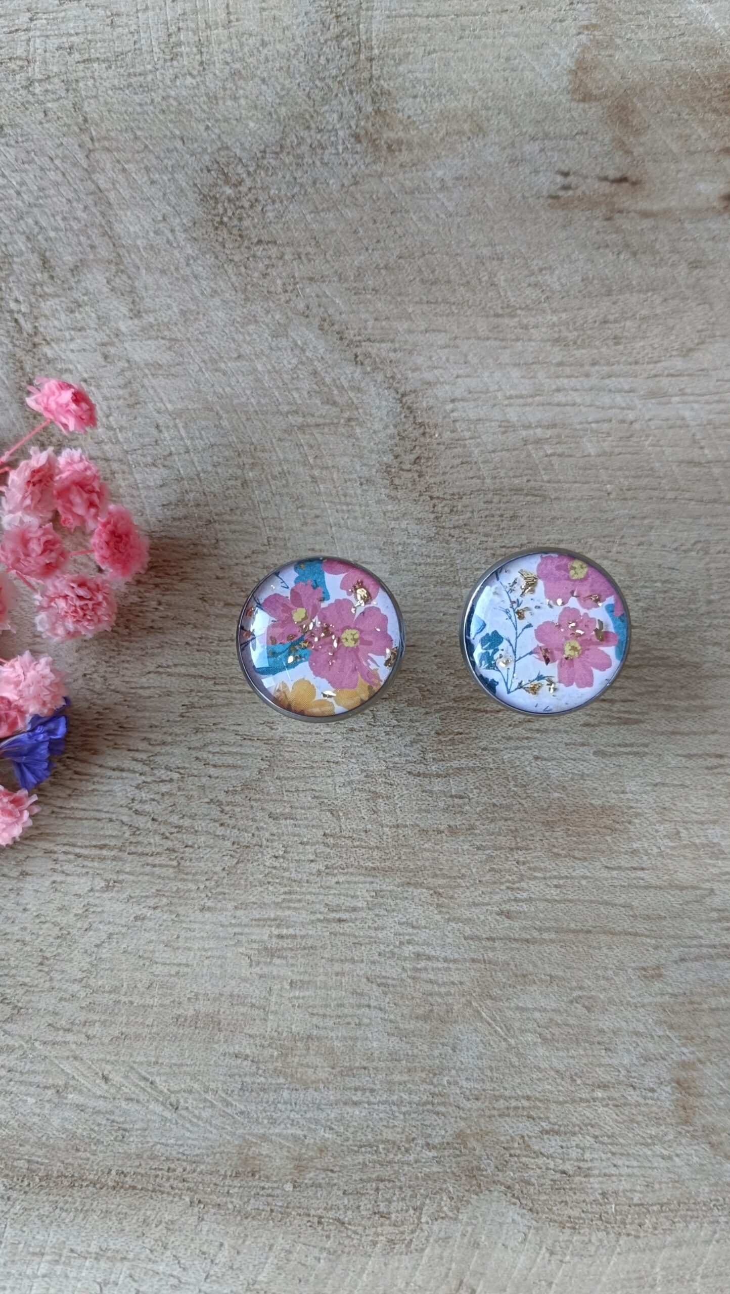 Puces d’oreille argentée en Papier Floral