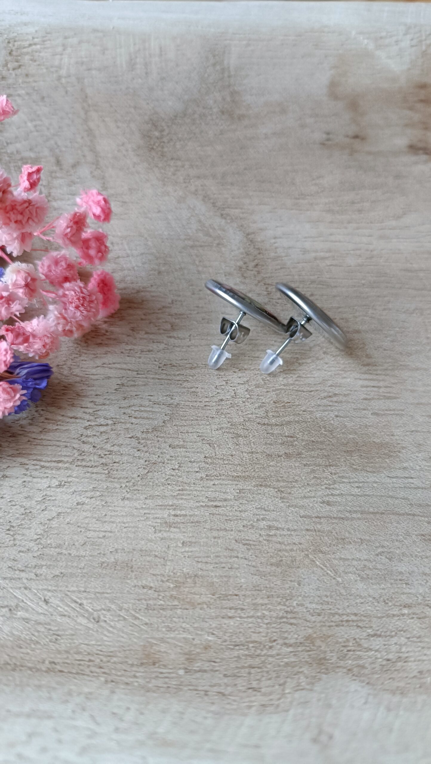 Puces d’oreille argentée en Papier Floral – Image 2